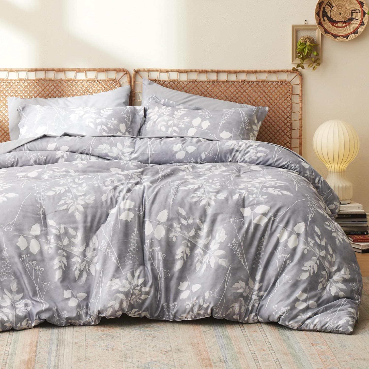 Bedsure Juego de edredón King  7 piezas de ropa de cama gris floral en una bolsa con edredón reversible de flores botánicas, sábanas, fundas de