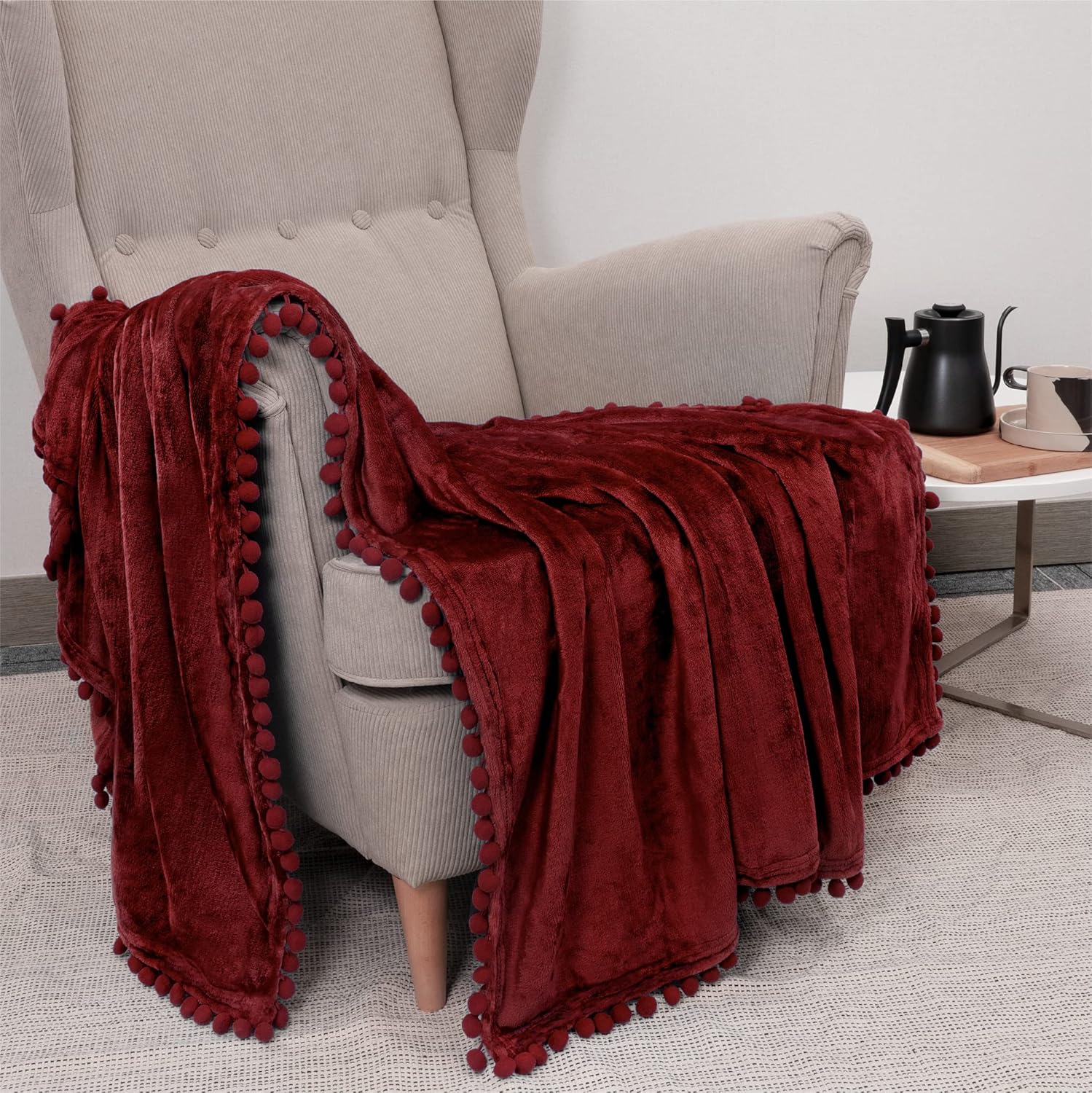 PAVILIA Manta roja granate con pompones, tamaño individual, suave forro polar acogedor con flecos y pompones, manta decorativa para el hogar, manta