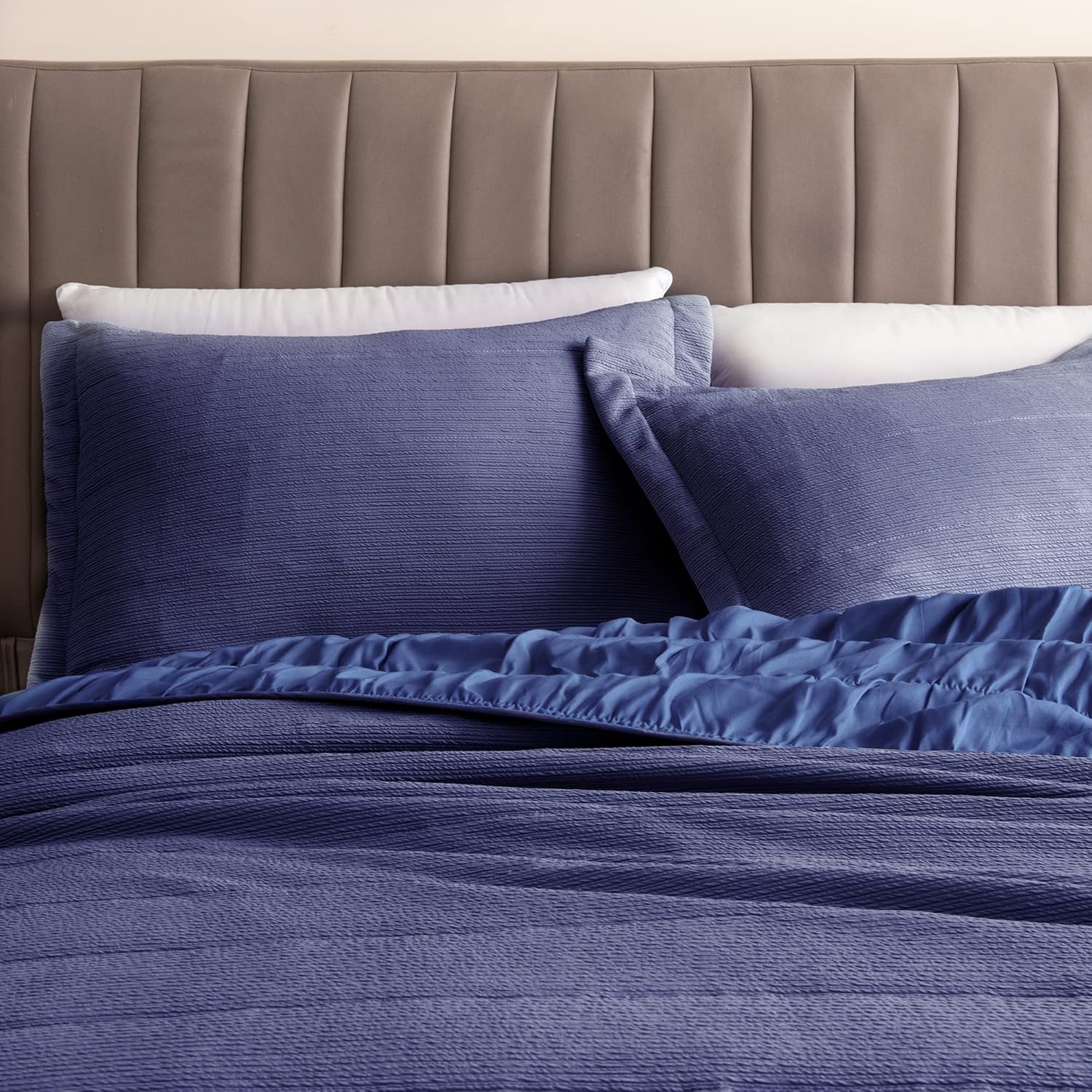 Great Bay Home – Edredón tamaño matrimonialqueen, azul marino, de elastano, de 3 piezas con 2 fundas, colchas modernas, acogedoras y para todas las