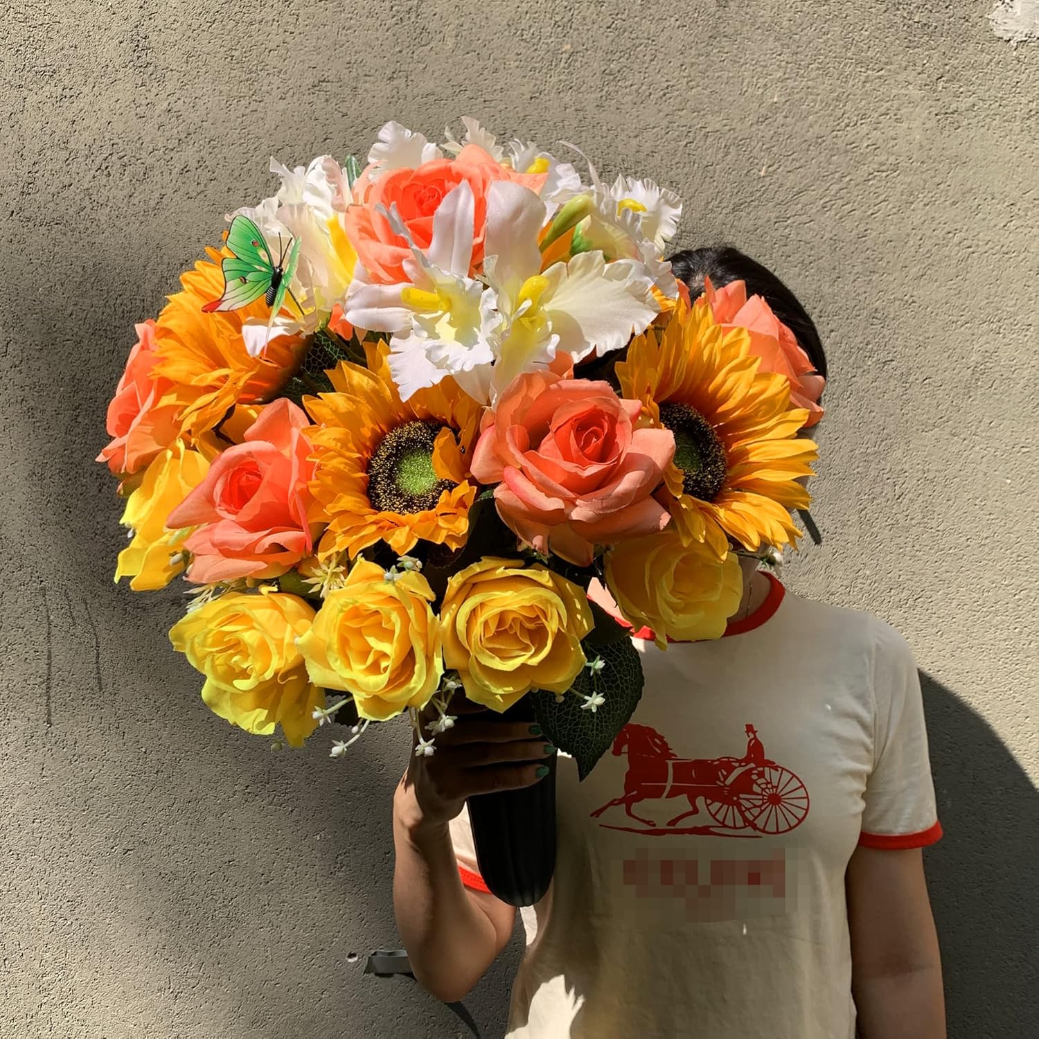 Flores de cementerio de seda para tumba con mariposa y jarrón, no se corren, rosa artificial y girasol y orquídea Cattleya, arreglo junto a la