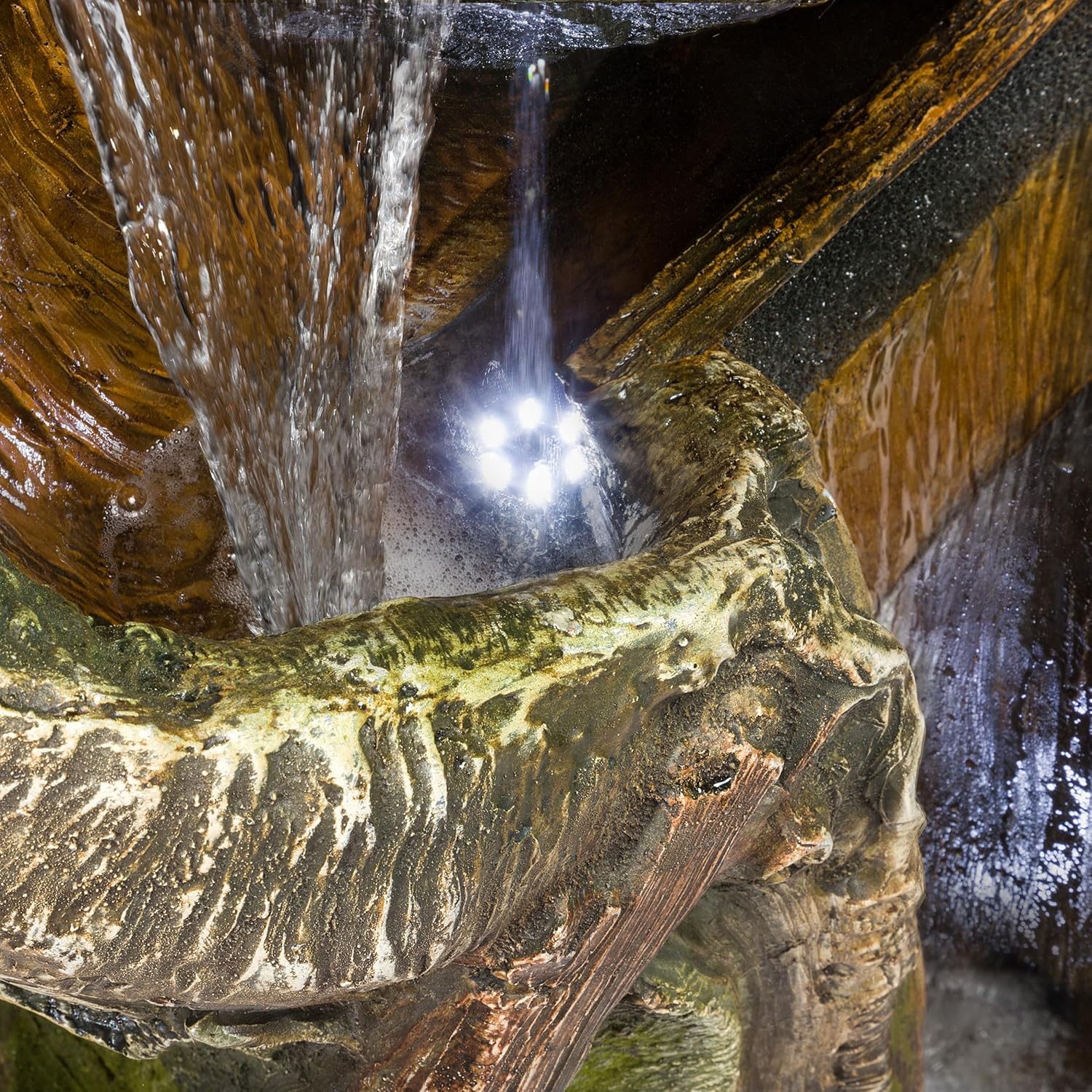 Alpine Corporation TVH156 – Fuente de agua para tronco de árbol en cascada con luces LED, cascada con luces, 79 pulgadas, marrón