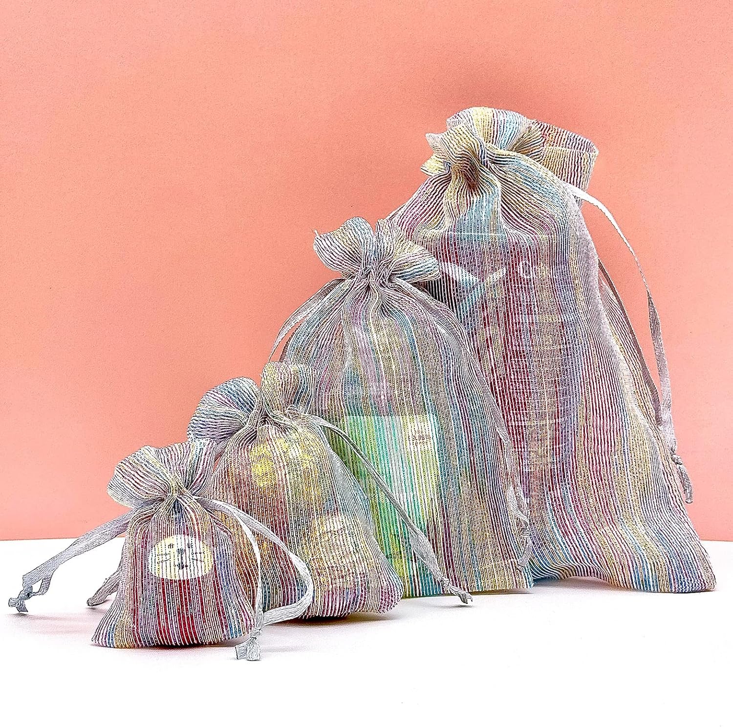 TheDisplayGuys – Paquete de 24 bolsas de regalo de organza de tejido a rayas con cordones, tamaño mediano de 5 x 6 pulgadas, iridiscente, para