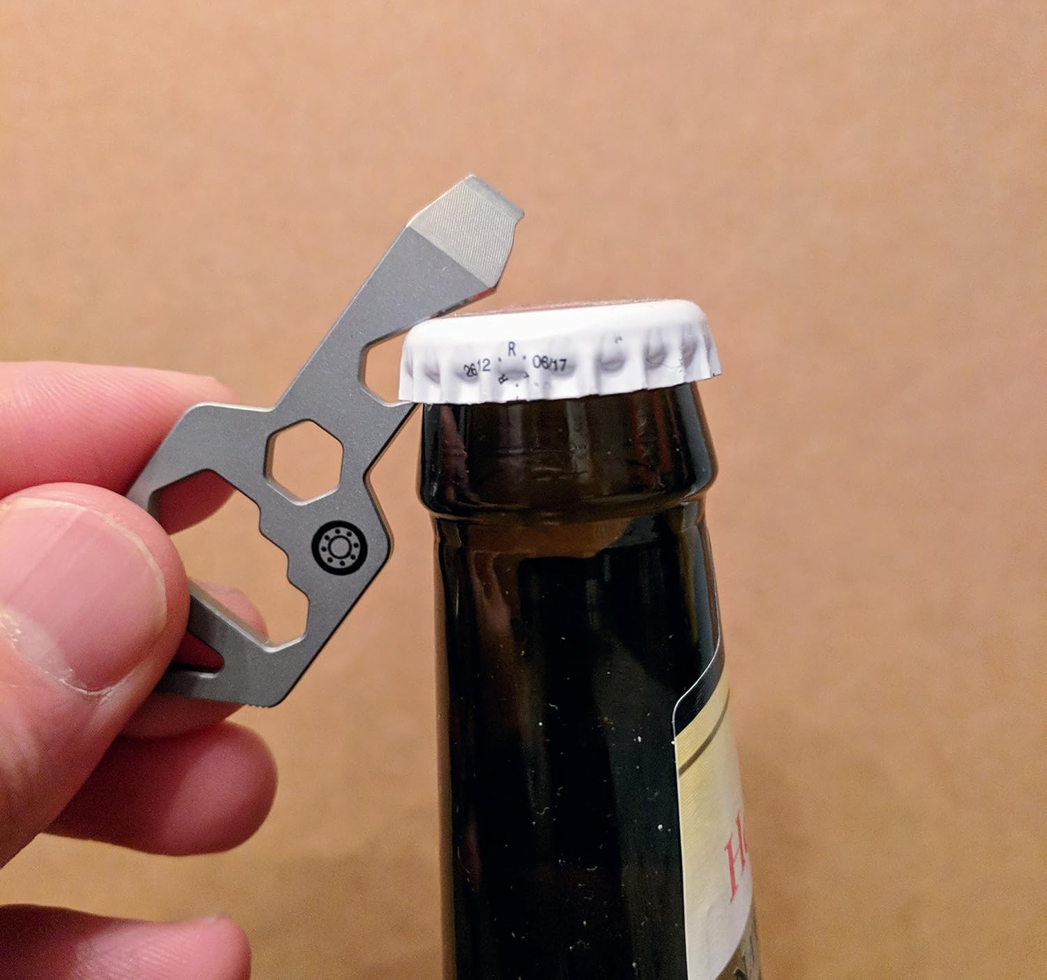 CLOSS – Llavero multiherramienta de titanio 8 en 1, abridor de botellas, destornillador y llave (plateado)