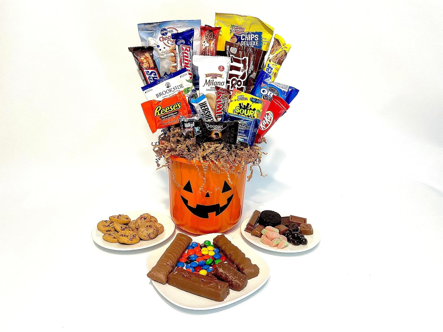 Cesta de regalo de calabaza de Halloween de 23 piezas. Hecho a mano con tus chocolates, galletas y dulces favoritos. Perfecto para niños, adultos,