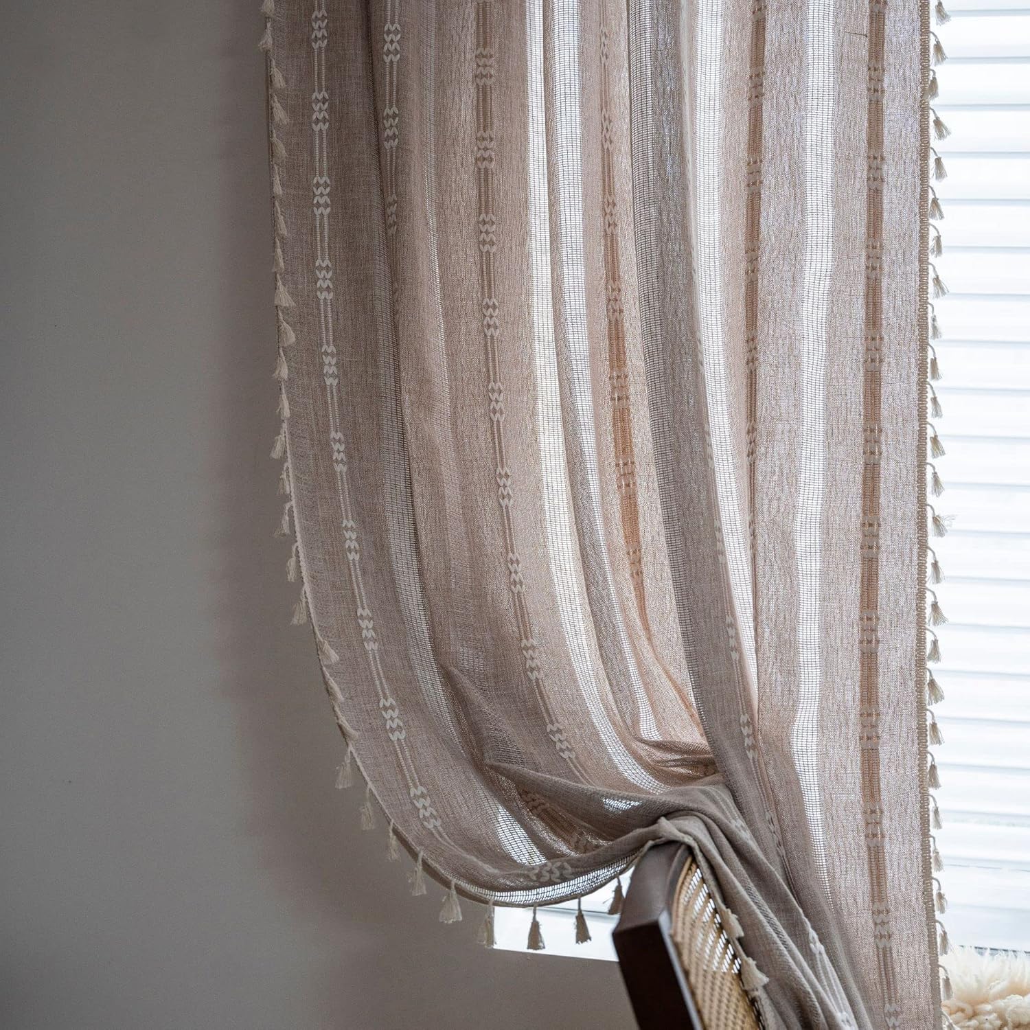 TOPSMCHER Cortinas bohemias de 84 pulgadas para sala de estar, 2 paneles bordados a rayas con borlas, cortinas de lino semiopacas de lino para sala