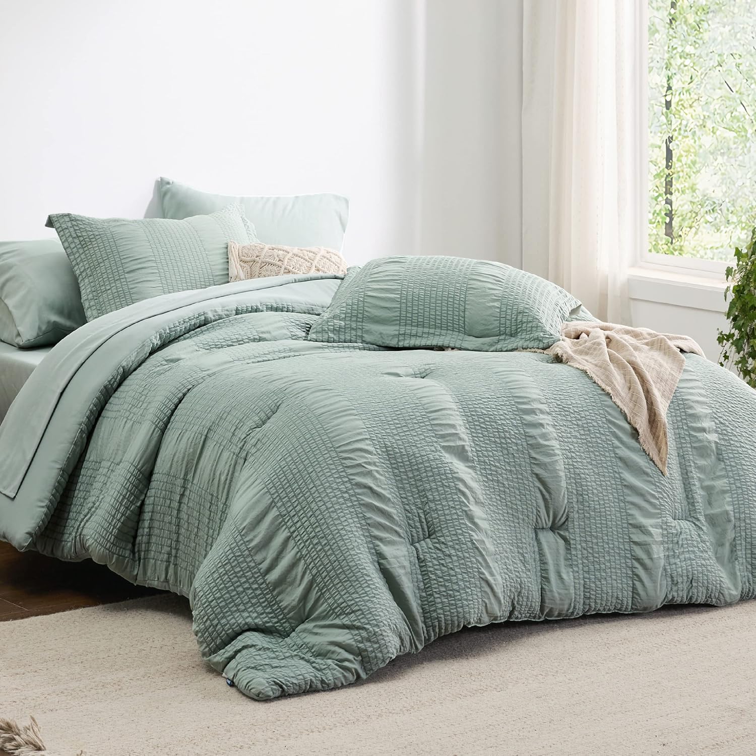 Bedsure Bed in a Bag King – Juego de edredón de 7 piezas a rayas, edredón alternativo de plumón suave y ligero, juego de cama King (verde salvia,