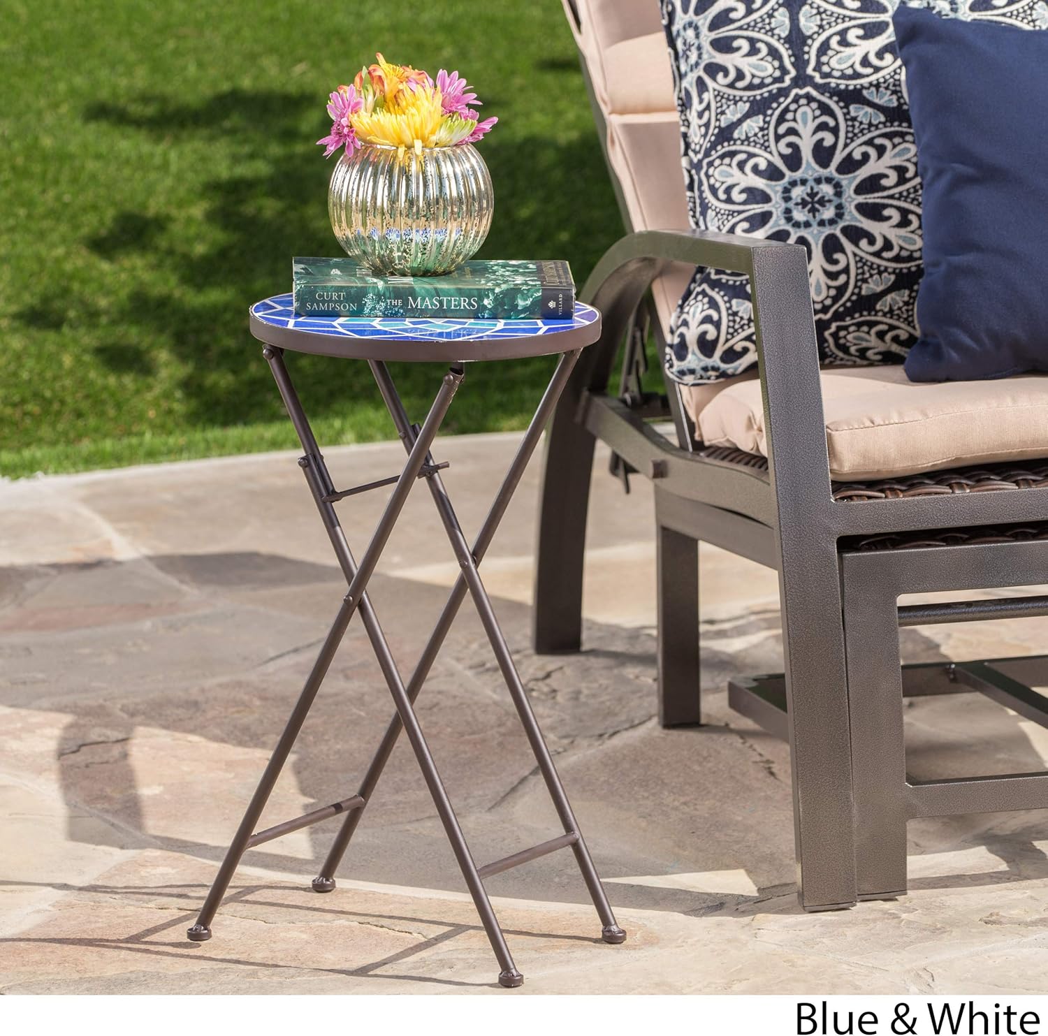 Christopher Knight Home Azure – Mesa auxiliar de cristal para exteriores con marco de hierro, color azul y blanco