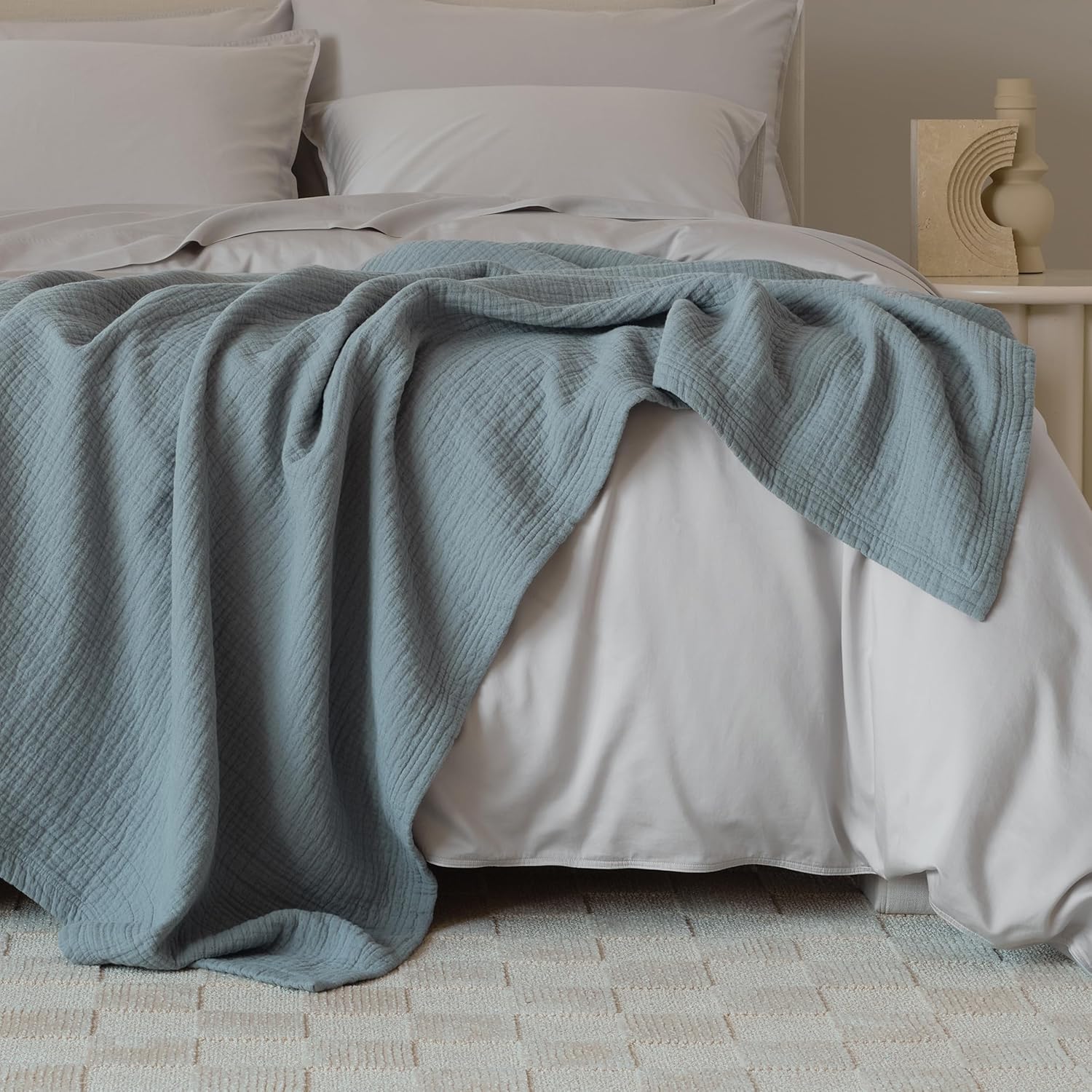 Double Stitch by Bedsure Manta para sofá, presentada en The Daily Beast, manta de muselina de mezcla de algodón de lino ligera y cálida, suave y