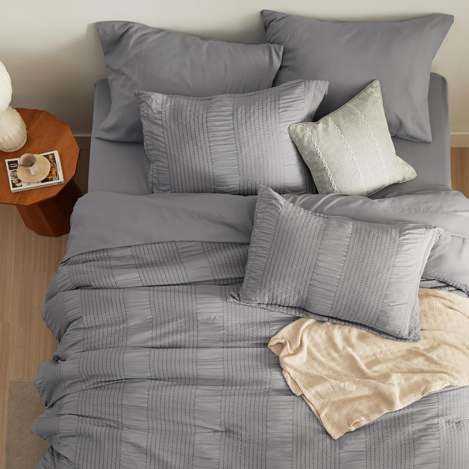 Bedsure Juego de cama King en una bolsa, juego de edredón tamaño King de 7 piezas, juego de ropa de cama de sirsaca a rayas, edredón alternativo