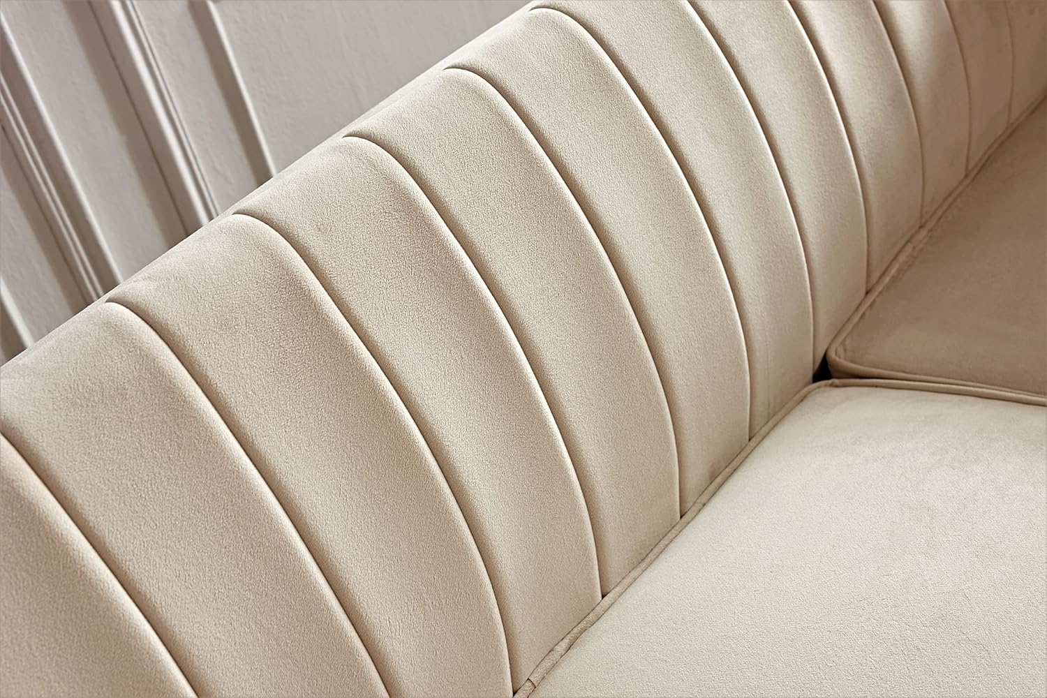 Container Furniture Direct Sofá moderno de terciopelo de lujo para sala de estar, con espuma de alta densidad, tapicería de tela suave, cojines