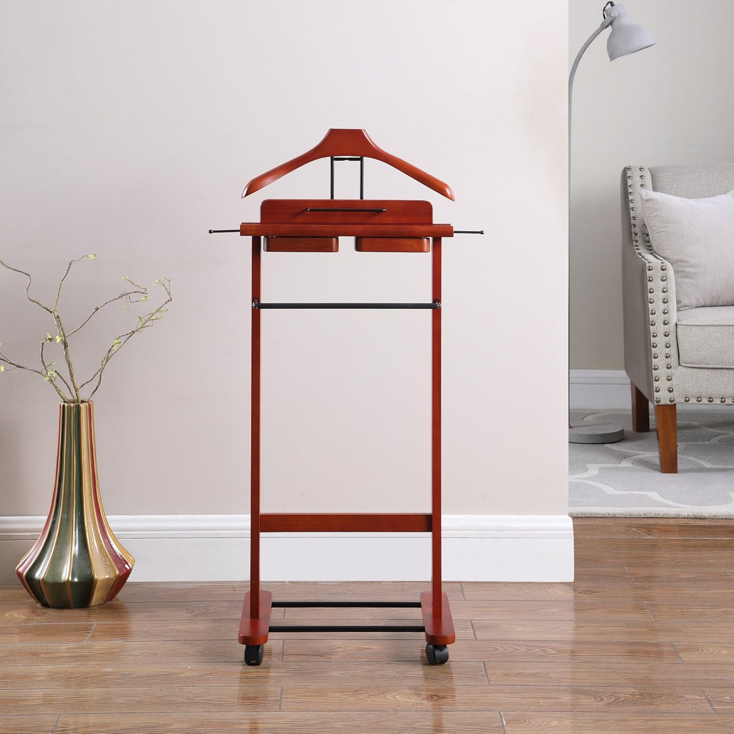 Proman Products Deluxe Suit Valet Stand VL16204 con bandeja superior, bandeja deslizante, colgador de contorno, barra de pantalones, ganchos para