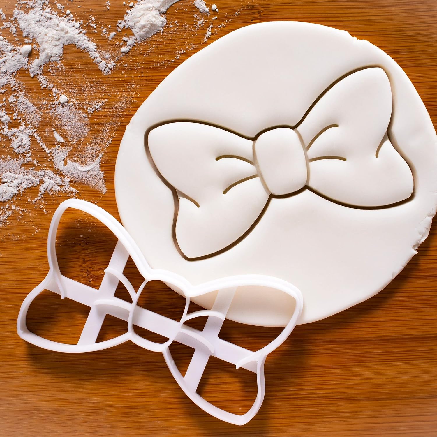 Cortador de galletas con pajarita femenina, 1 pieza – Bakerlogy