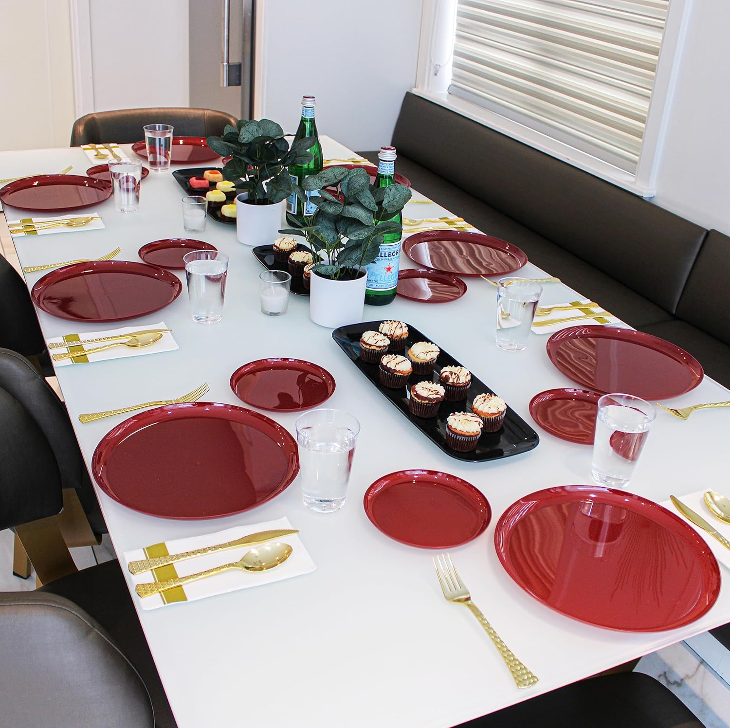 PARTY BARGAINS Platos desechables de color rojo arándano de 8.6 pulgadas, paquete de 20, platos de vajilla de plástico resistente colección de bordes