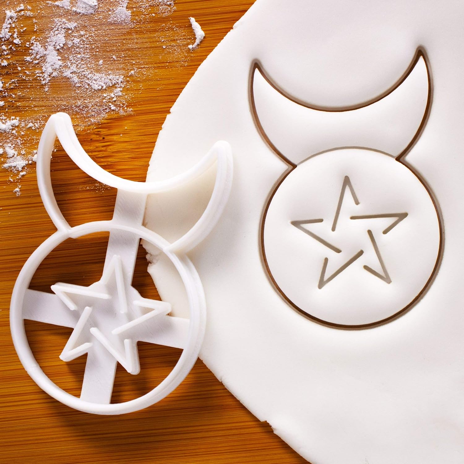 Juego de 2 cortadores de galletas – Triple Diosa y Dios cornudo, 2 piezas – Bakerlogy