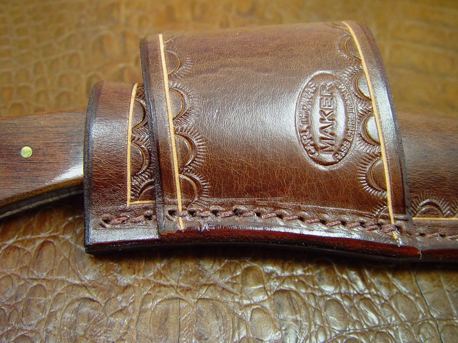 Funda cruzada personalizada para un cuchillo de cuchilla.