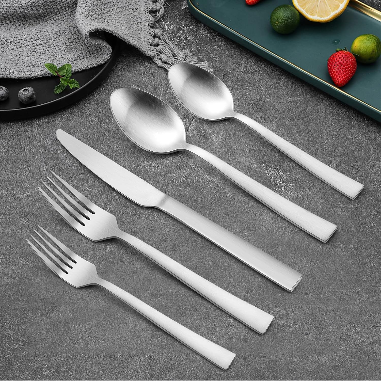 E-far – Juego de cubiertos mate de 60 piezas, de acero inoxidable, para 12, cubiertos de metal, incluye tenedores, cucharas, cuchillos, borde