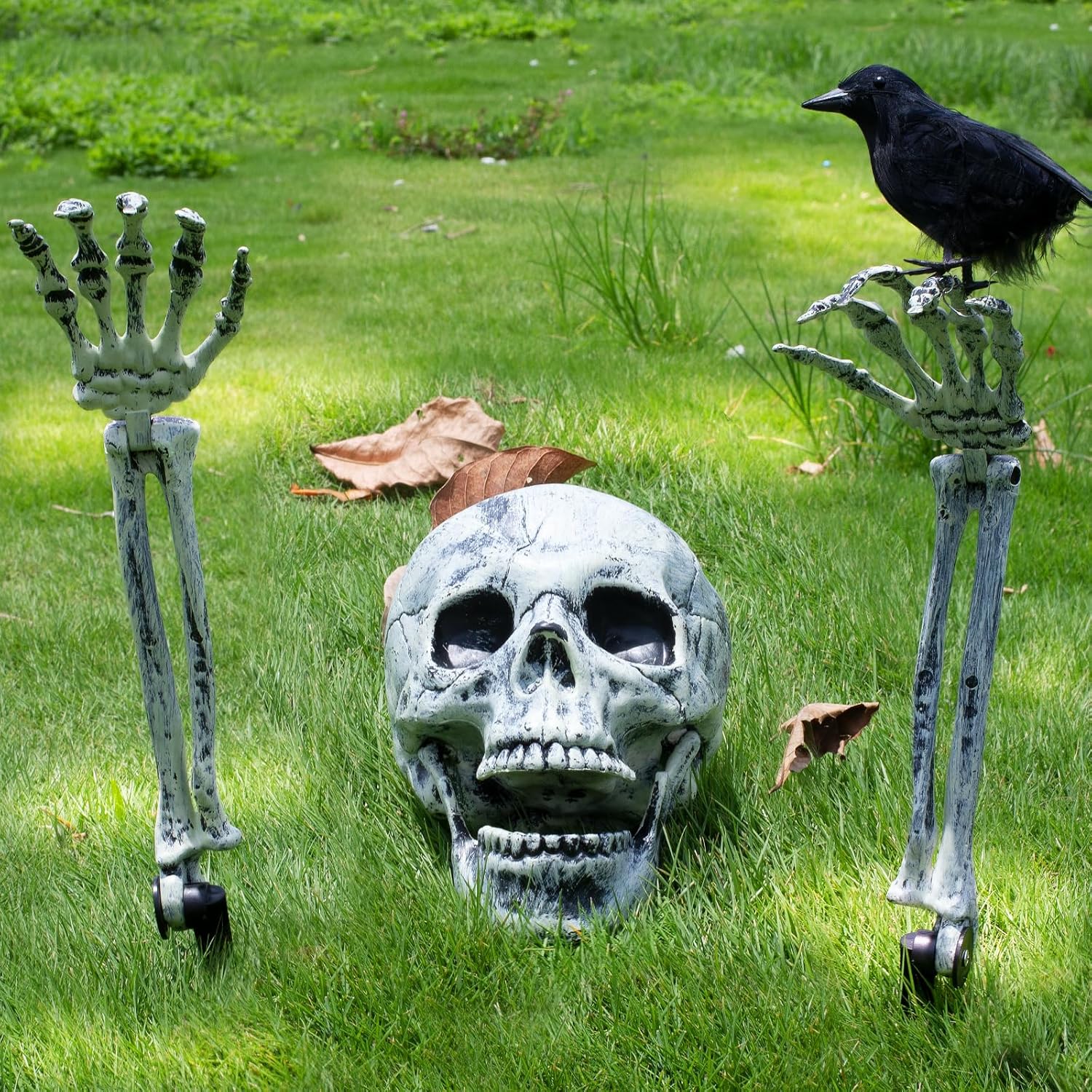 BAYSING Decoraciones de Halloween al aire libre, estacas de esqueleto, cabeza de calavera aterradora realista y brazos con cuervo para patio,