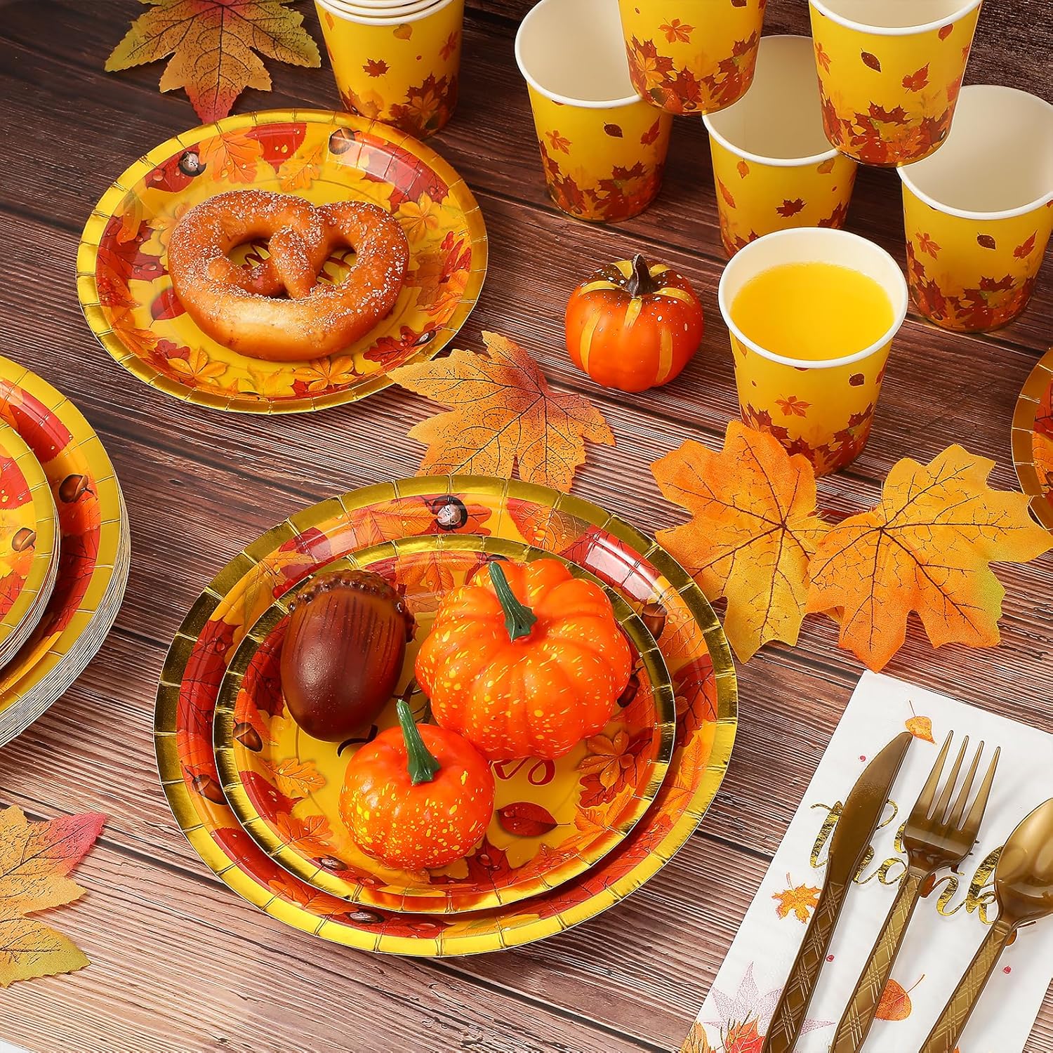 Juego de platos y servilletas de Acción de Gracias, suministros de fiesta de otoño con hojas de arce de otoño, vajilla desechable, platos de papel,