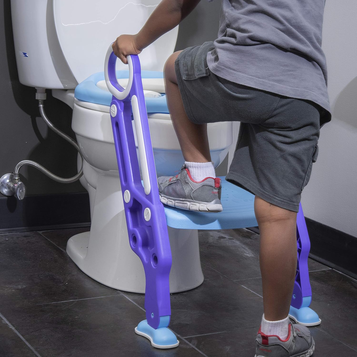 Asiento de entrenamiento para ir al baño con escalera. Taburete para niños pequeños que se adapta a la mayoría de inodoros, se pliega para