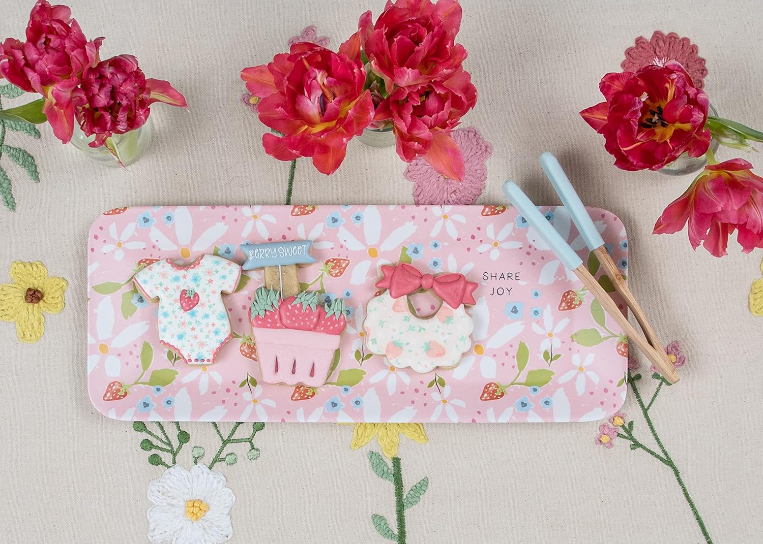 Mud Pie Berry Floral Melamina Set, bandeja 6″ x 15″  pinzas 7″, rosa