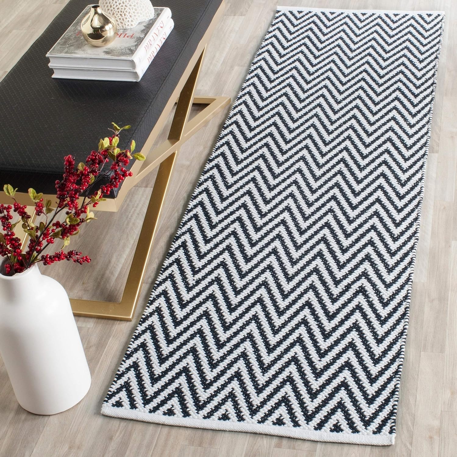 SAFAVIEH Montauk Collection – Alfombra de pasillo, 2 pies 3 pulgadas x 7 pies, color negro y marfil, algodón cheurón hecho a mano, ideal para zonas