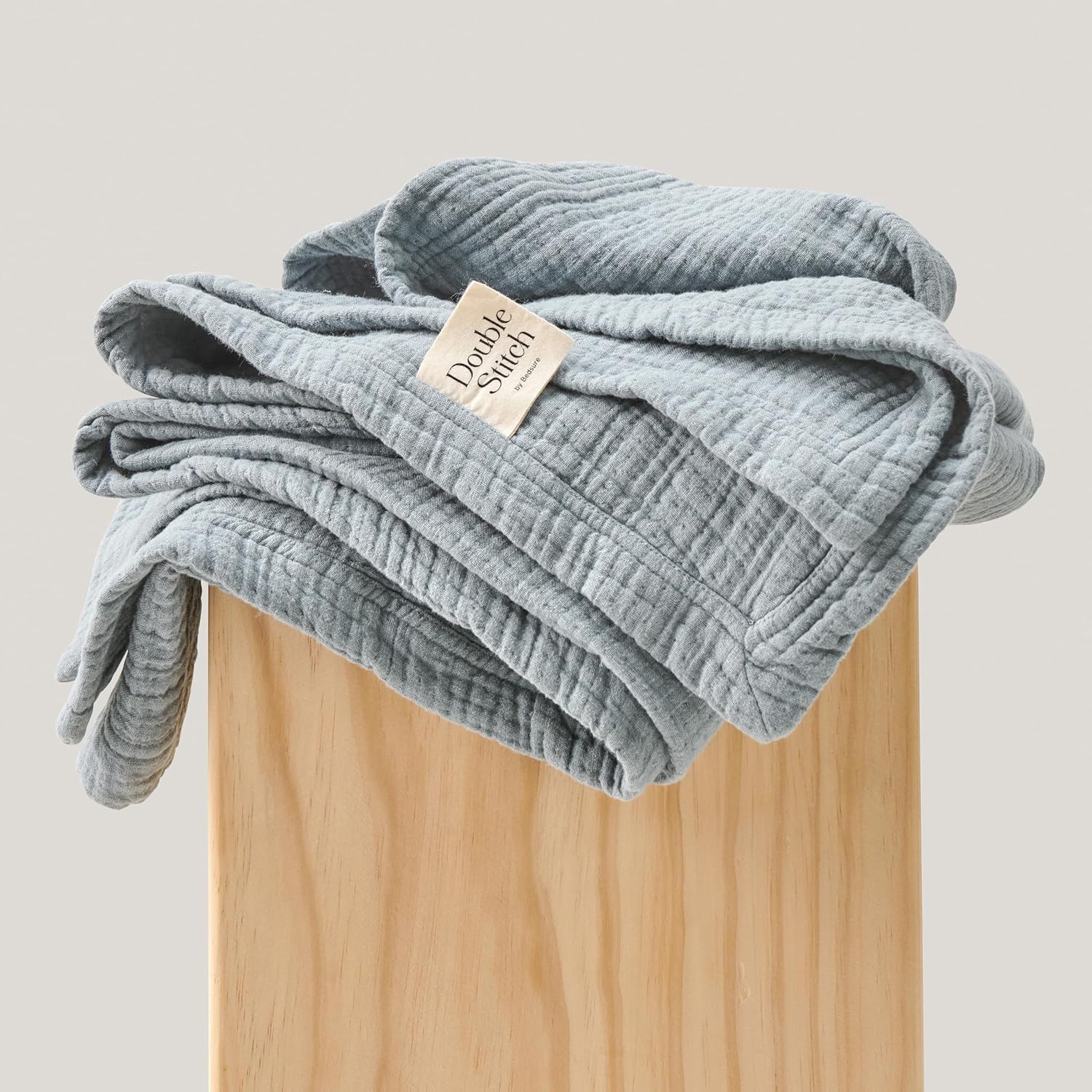 Double Stitch by Bedsure Manta para sofá, presentada en The Daily Beast, manta de muselina de mezcla de algodón de lino ligera y cálida, suave y