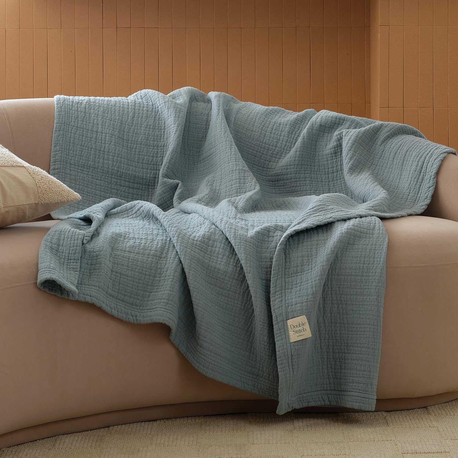 Double Stitch by Bedsure Manta para sofá, presentada en The Daily Beast, manta de muselina de mezcla de algodón de lino ligera y cálida, suave y