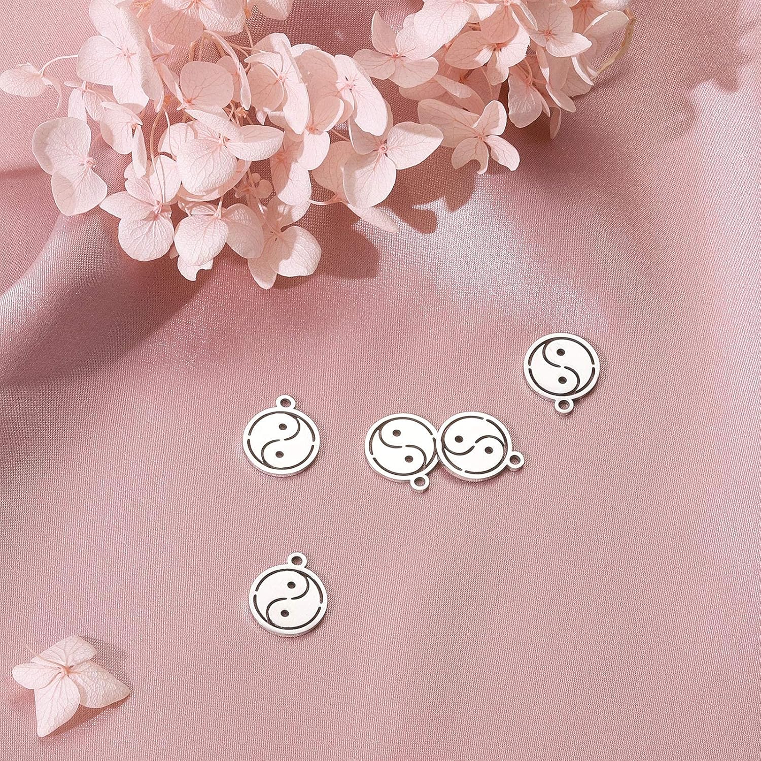 DanLingJewelry 50 dijes de acero inoxidable 304 planos redondos con dijes de Yin Yang para manualidades de joyería de 0.55 x 0.47 x 0.39 pulgadas