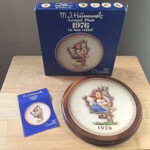 HTF–1976 Goebel Hummel Plato Anual en Caja Original — Condición de menta!!! HTF–1976 Goebel Hummel Plato Anual en Caja Original — Condición de menta!!!