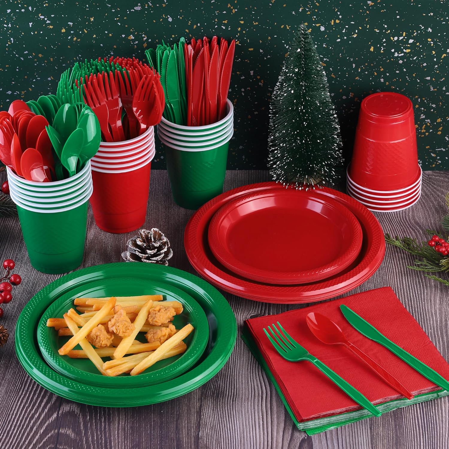 Juego de vajilla desechable de 168 piezas de Navidad rojo y verde para fiestas, incluye platos de plástico de Navidad, tazas, cuchillos, tenedores,