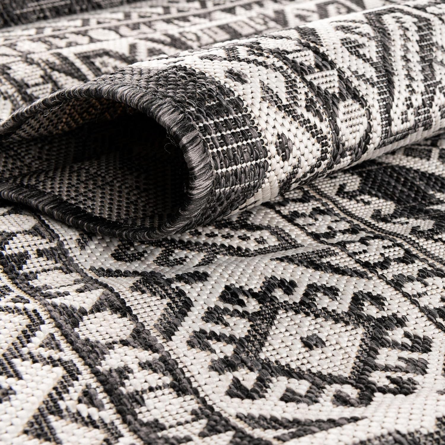 Rugs.com Outdoor Aztec Collection Alfombra  4 x 6 pies alfombra de tejido plano gris carbón perfecta para salas de estar, grandes comedores, planos