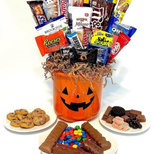 Cesta de regalo de calabaza de Halloween de 23 piezas. Hecho a mano con tus chocolates, galletas y dulces favoritos. Perfecto para niños, adultos, Cesta de regalo de calabaza de Halloween de 23 piezas. Hecho a mano con tus chocolates, galletas y dulces favoritos. Perfecto para niños, adultos,