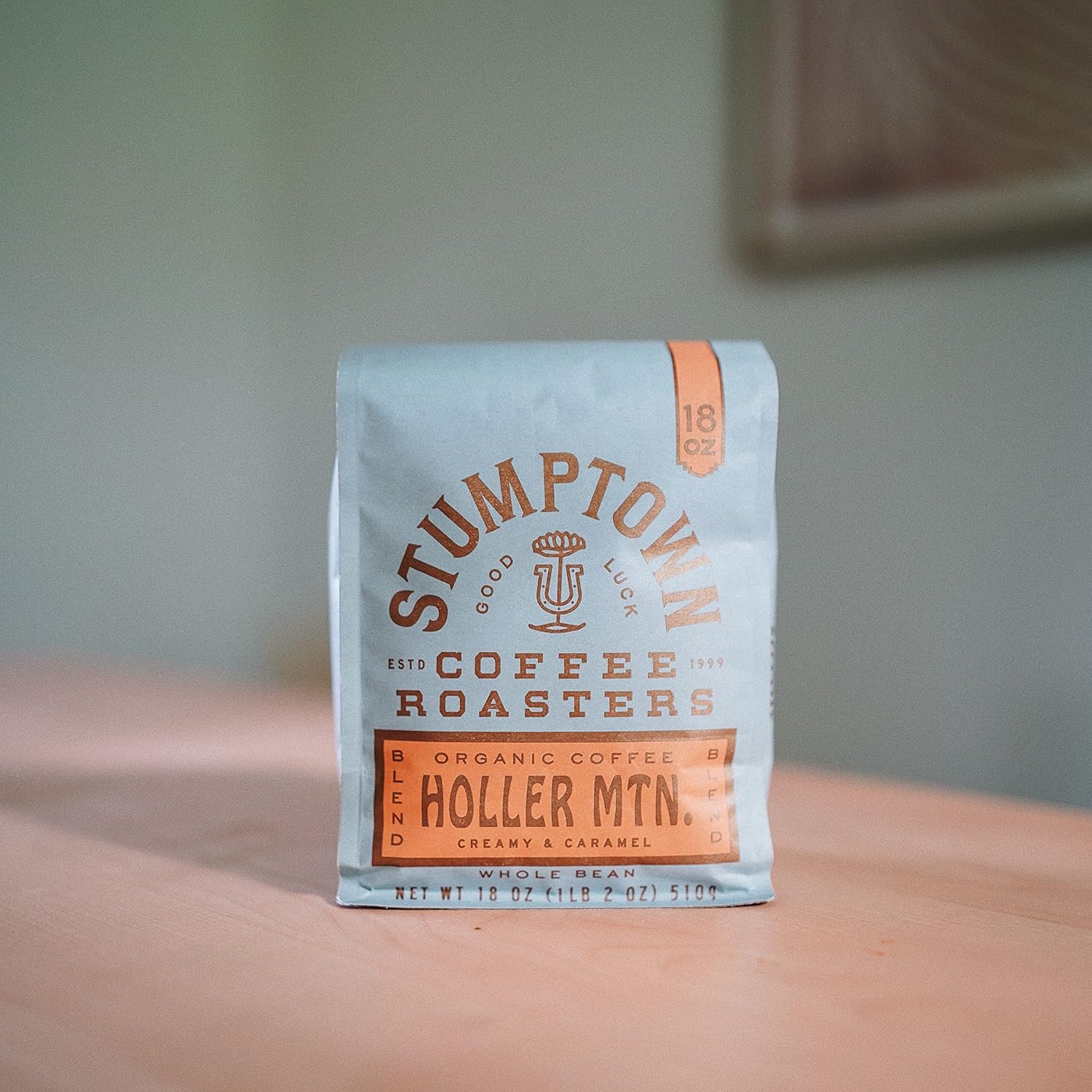 Stumptown Coffee Roasters, Café orgánico de grano entero de tostado medio, bolsa de 18 onzas con notas de sabor de cáscara de cítricos, caramelo y