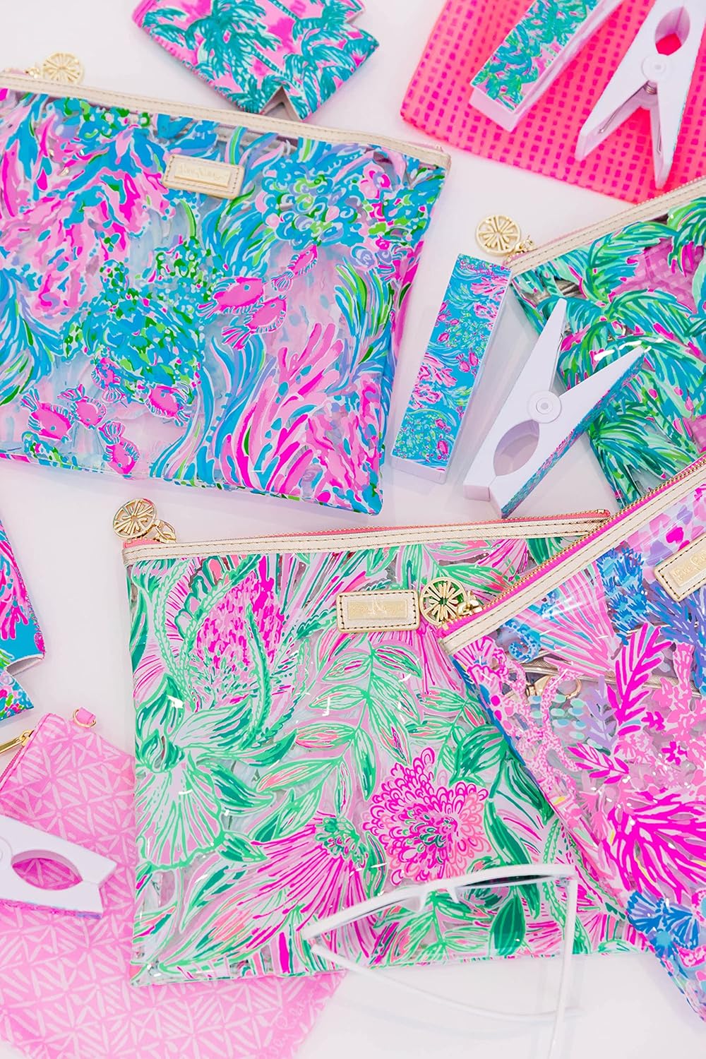 Lilly Pulitzer Bolsa de vinilo resistente al agua, bolsa con cremallera que incluye soporte para bebidas, bolsa pequeña y clips para toallas