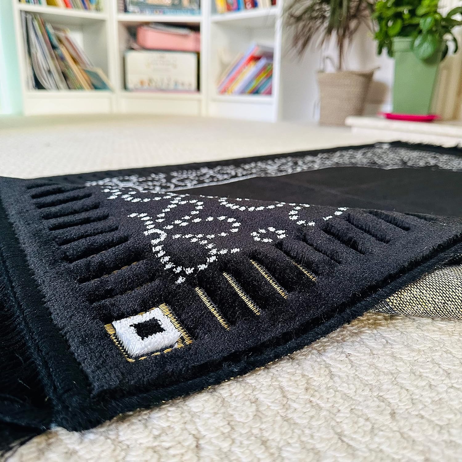 Mihrab – Tapete de oración de terciopelo de lujo original, 26.46 oz de peso, fabricado en Turquía, color negro