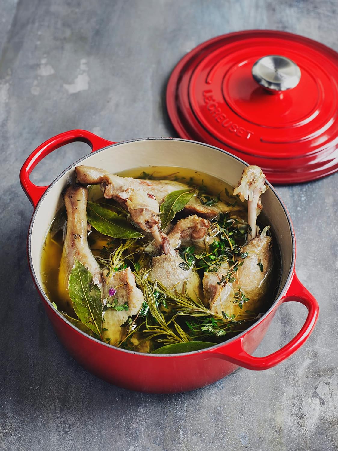 Le Creuset Horno holandés redondo de hierro fundido esmaltado, 2 cuartos de galón, cereza