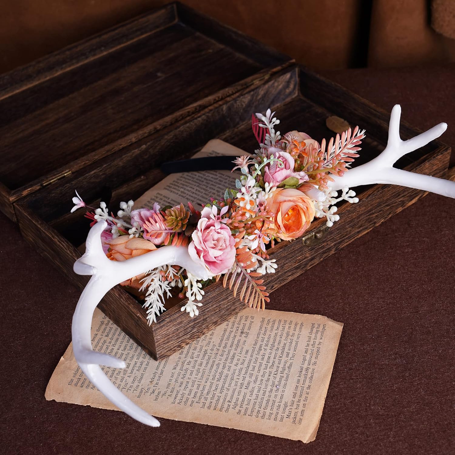 MOSTORY Diadema hecha a mano con cuernos de ciervo de hada, diadema de reno bohemio con flores, cornamenta de bosque, accesorio para el cabello para