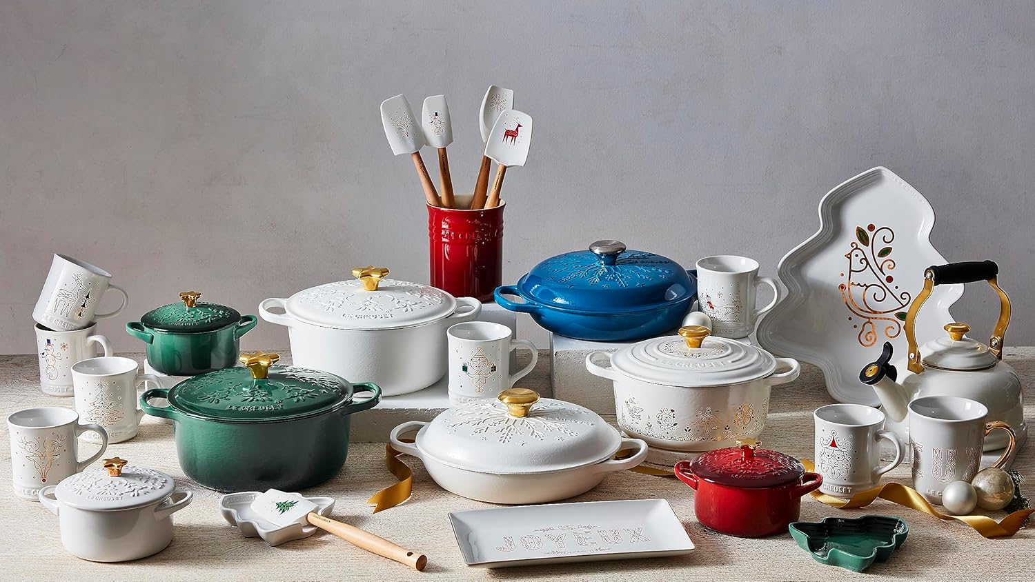 Le Creuset Noël Collection – Taza de cerámica con apliques dorados, 14 onzas, trineo de Papá Noel