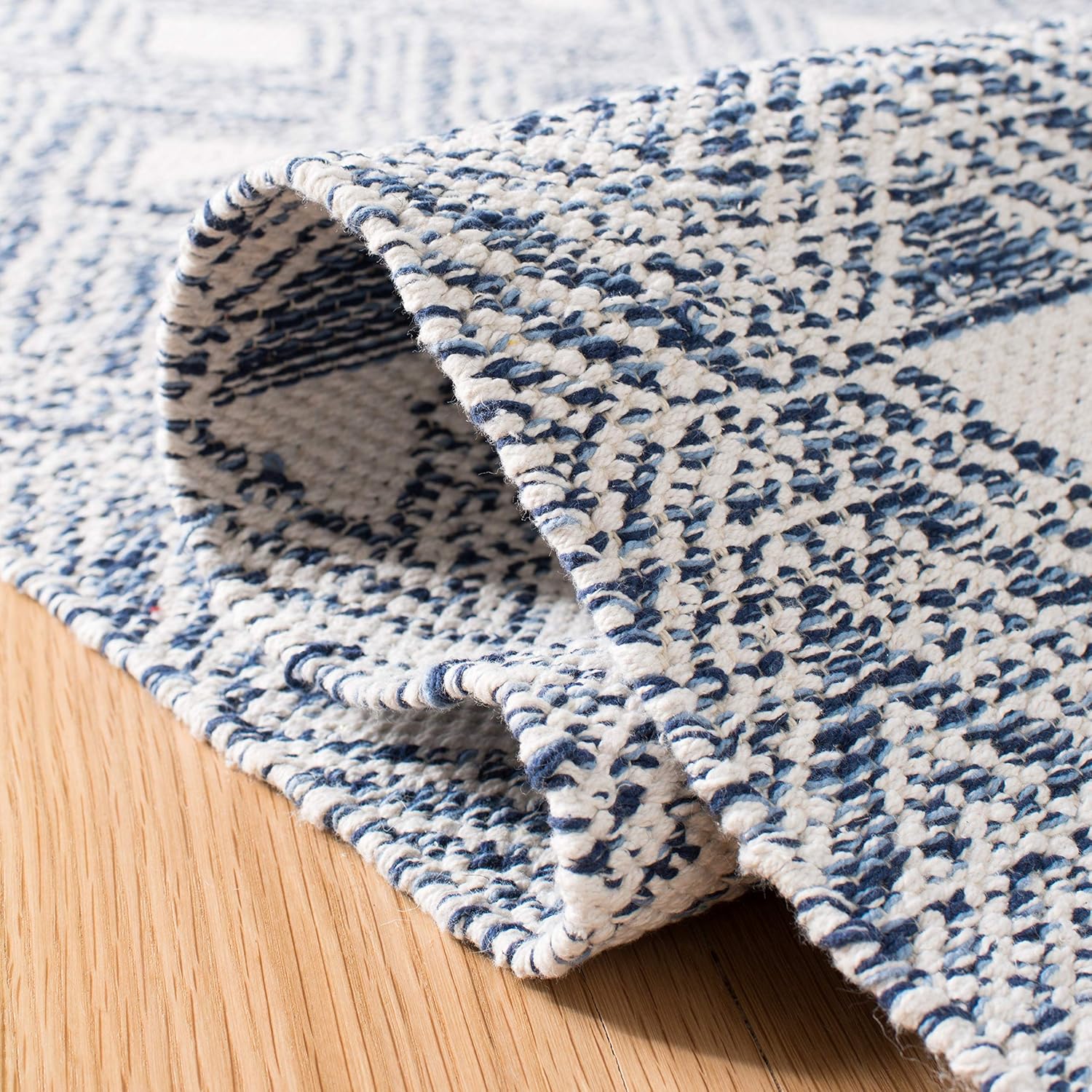 SAFAVIEH Colección Montauk – Alfombra de área de 5 x 8 pies, color azul marino y marfil, algodón hecho a mano, ideal para zonas de alto tráfico en