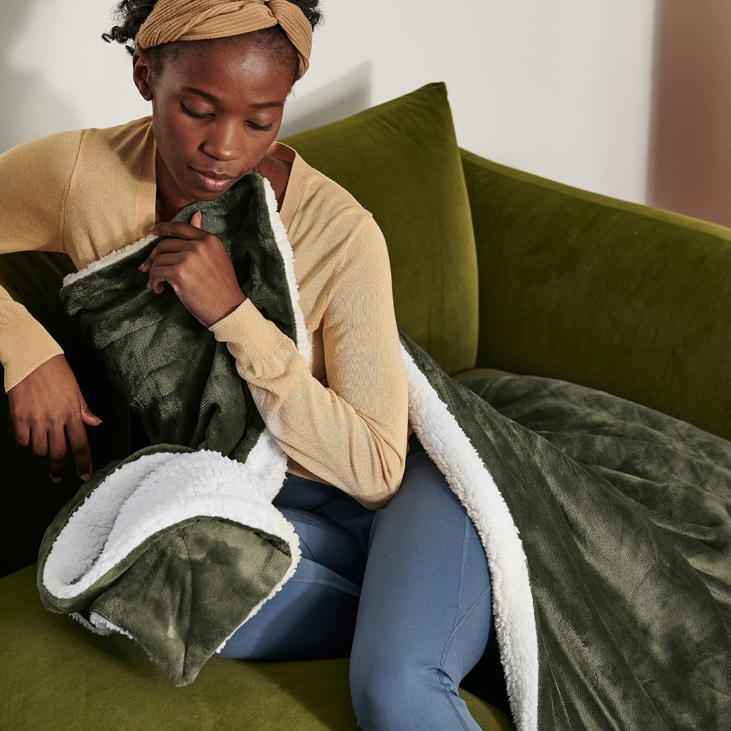 Bedsure Manta de vellón sherpa para el sofá, manta gruesa y cálida para el invierno, suave y mullida, para el otoño, color verde hiedra, 50 x 60