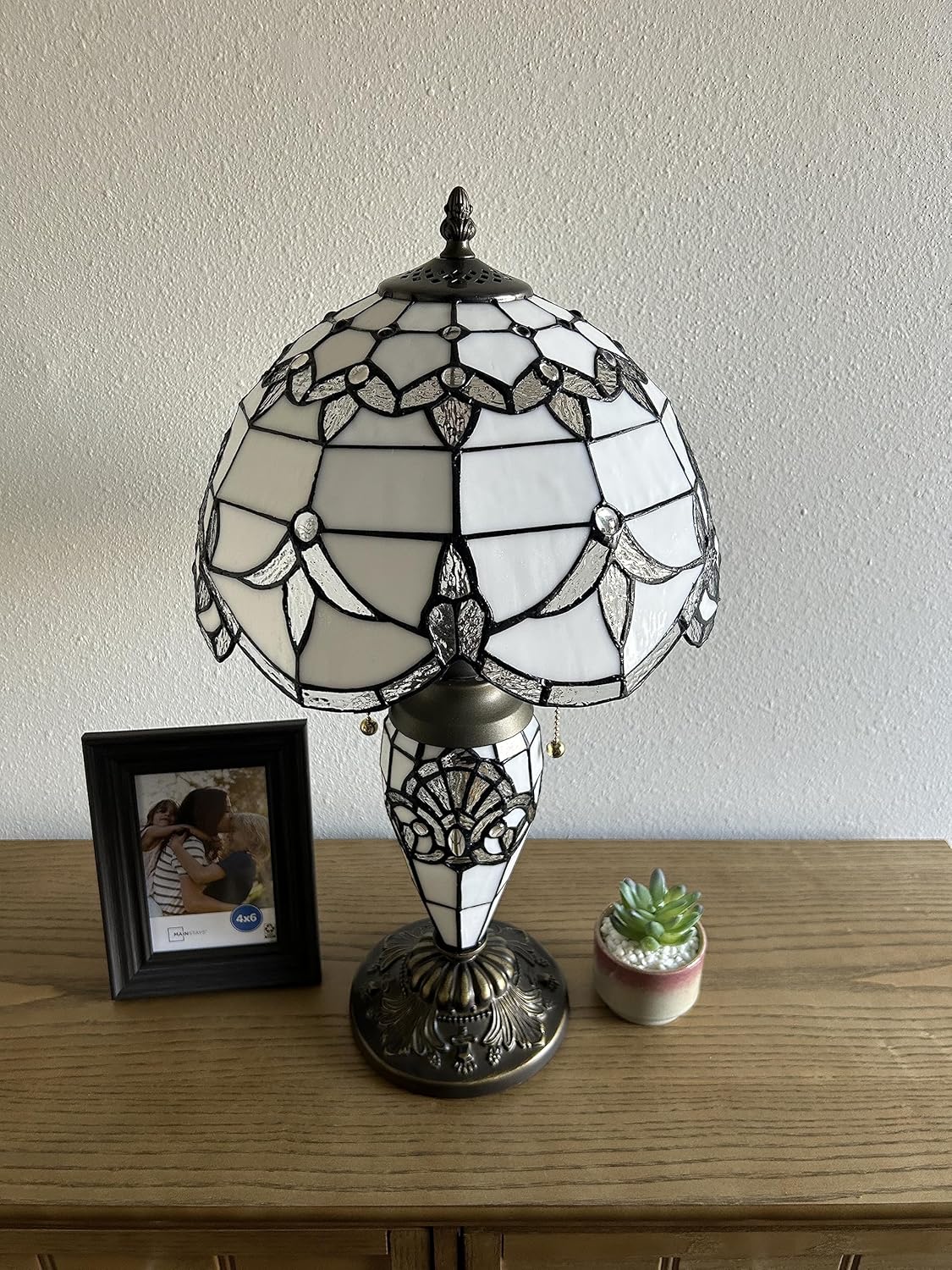 Tiffany – Lámpara de mesa blanca con pantalla y base de vitral, estilo barroco, bombillas LED color lavanda incluidas para sala de estar,