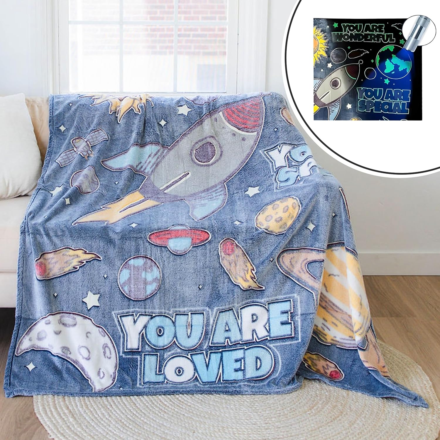 Manta que brilla en la oscuridad, manta de felpa espacial de 59 x 71 pulgadas para niños y adolescentes con mini linterna UV, mantas de poliéster