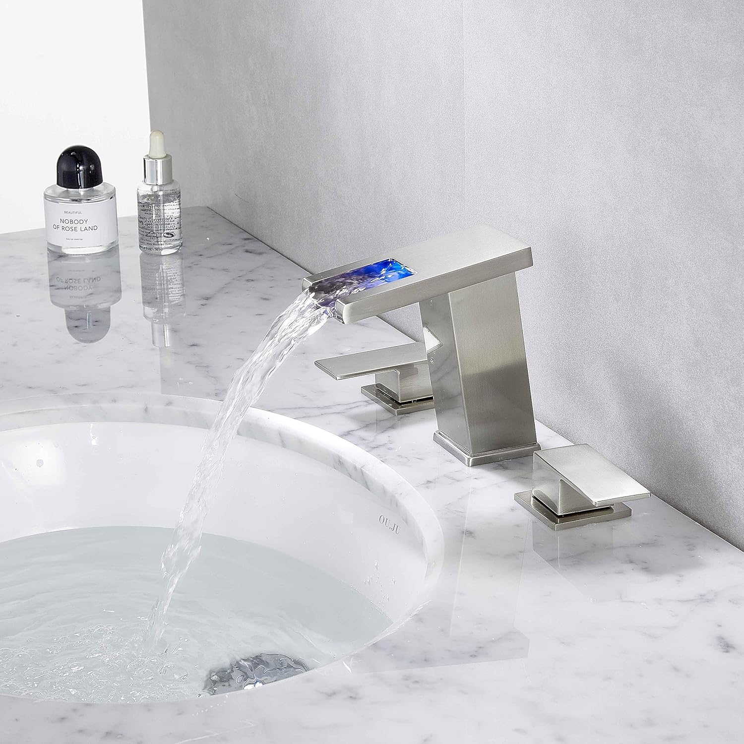 Grifo generalizado de luz LED para níquel cepillado de 3 agujeros, 8 pulgadas, grifo de baño moderno de cascada con drenaje desplegable y manguera