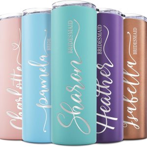 Lily’s Atelier Juego de 5 vasos personalizados para dama de honor, con nombre y título, 8 colores vivos, 5 diseños, vaso delgado grabado de 20 onzas Lily’s Atelier Juego de 5 vasos personalizados para dama de honor, con nombre y título, 8 colores vivos, 5 diseños, vaso delgado grabado de 20 onzas