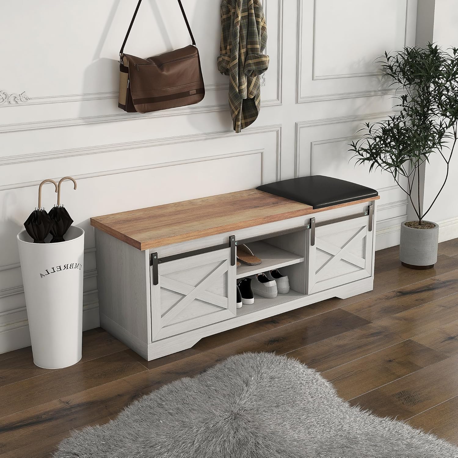 Holaki Moderno banco de zapatos estilo granja con puertas correderas y grandes espacios, blanco, madera