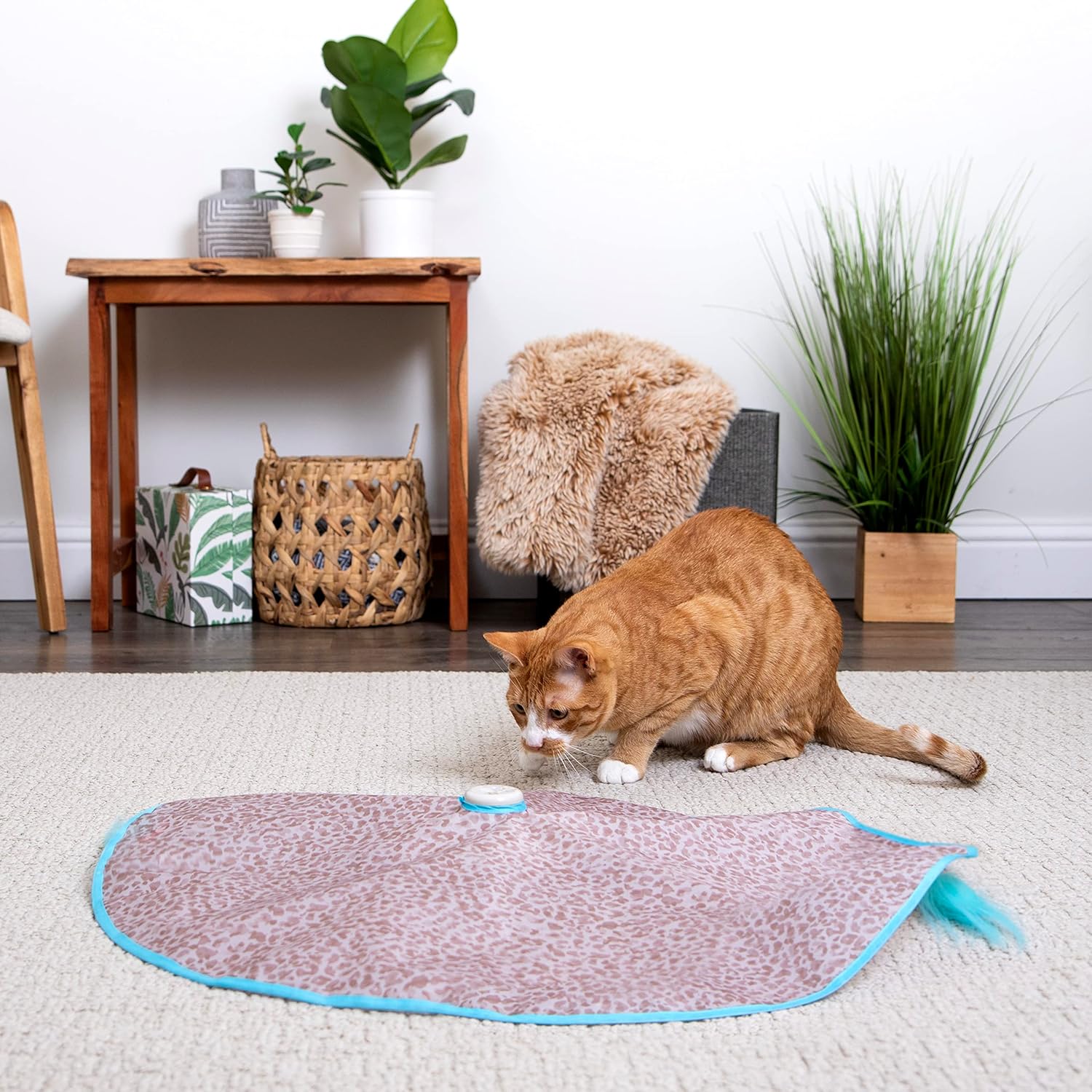 Instincts by SmartyKat Hidden Hijinks Hidden Motion Teaser Wand – Juguete automático interactivo para gatos, funciona con pilas, estampado de