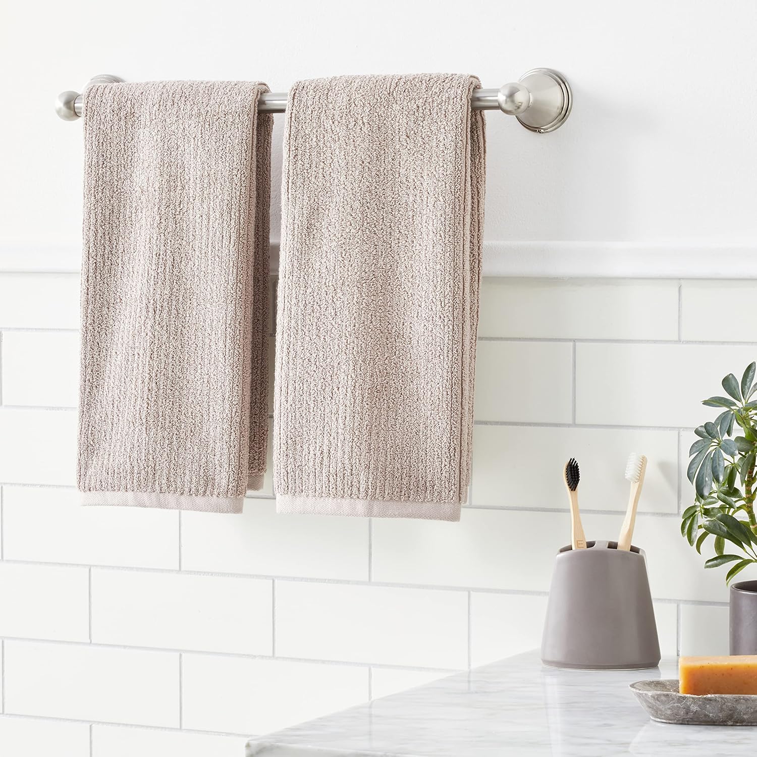 Tienda Basics Toallero de baño moderno para barra recta, 18 pulgadas, níquel satinado