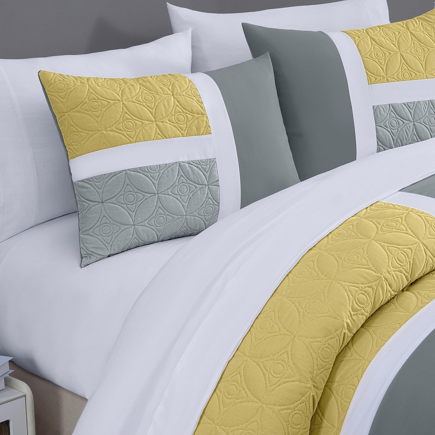 Chezmoi Collection Bernard – Juego de edredón tamaño Queen de 7 piezas con sábanas, edredón ligero, color amarillo, gris carbón, medallón acolchado,