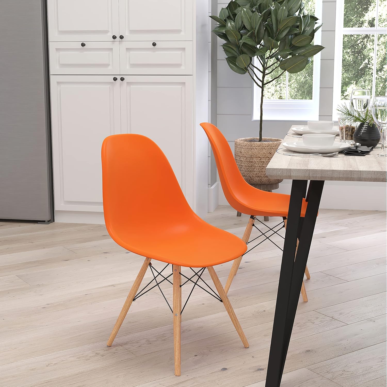 Merrick Lane Elton Series – Silla decorativa de polipropileno naranja con patas de madera apoyadas en metal