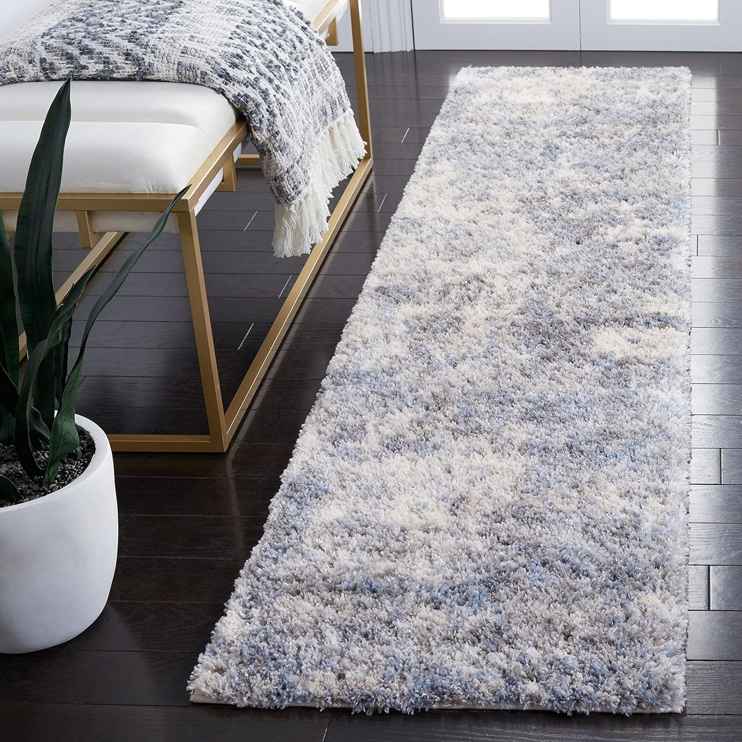 Safavieh Berber Shag Collection – Tapete para pasillo, 2 x 6 pies, marfil y azul, diseño abstracto moderno, no desprende pelusa y de fácil cuidado,
